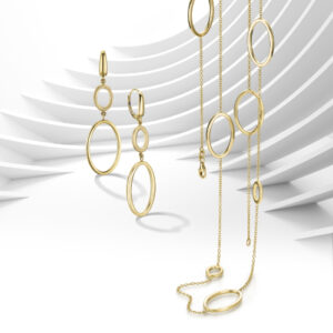 Ketten, Ohrschmuck und Ohrhänger aus Gold von Wilhelm Müller sowie Schmuck bei Juwelier Schott in Tübingen